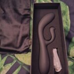 Szara Carla w pudełku z pianką, kabel USB i czarny woreczek