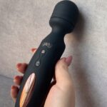 Dłoń trzyma czarne Carrie z rose gold wstawką i miękką główką wanda