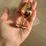 Metalowy korek Elva M w kolorze rose gold na otwartej dłoni