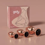 Elva Set — trzy korki analne rose gold z czarnymi kryształami, rozmiary S, M i L, obok pudełko gisty
